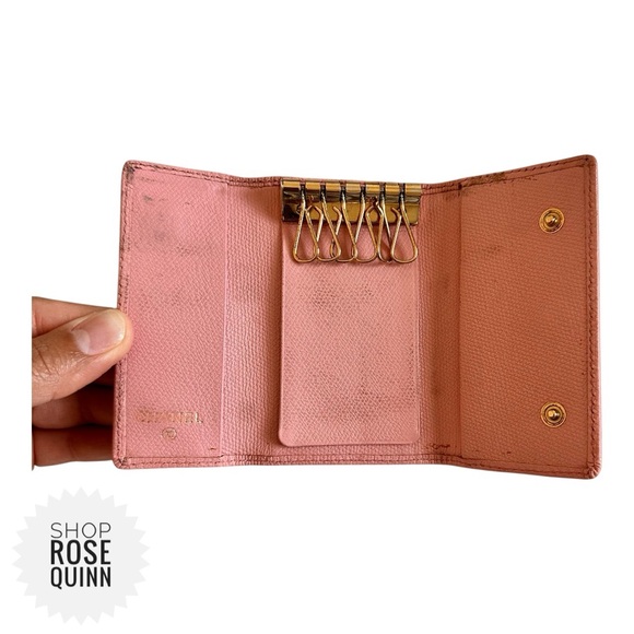 CHANEL | Coco Button Key Holder - Picture 6 of 7